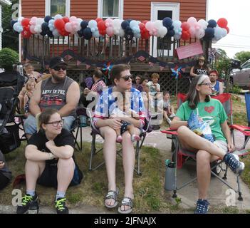 Racine, Wisconsin, États-Unis. 4th juillet 2022. Des spectateurs s'alignent sur la rue principale à racine, Wisconsin, pour assister au défilé annuel de Fest de 4th, lundi 4 juillet 2022. (Image de crédit : © Mark Hertzberg/ZUMA Press Wire) Banque D'Images