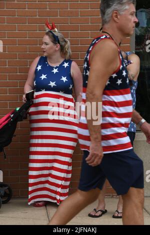 Racine, Wisconsin, États-Unis. 4th juillet 2022. Des spectateurs s'alignent sur la rue principale à racine, Wisconsin, pour assister au défilé annuel de Fest de 4th, lundi 4 juillet 2022. (Image de crédit : © Mark Hertzberg/ZUMA Press Wire) Banque D'Images