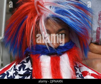 Racine, Wisconsin, États-Unis. 4th juillet 2022. Des spectateurs s'alignent sur la rue principale à racine, Wisconsin, pour assister au défilé annuel de Fest de 4th, lundi 4 juillet 2022. (Image de crédit : © Mark Hertzberg/ZUMA Press Wire) Banque D'Images