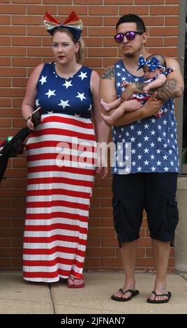 Racine, Wisconsin, États-Unis. 4th juillet 2022. Des spectateurs s'alignent sur la rue principale à racine, Wisconsin, pour assister au défilé annuel de Fest de 4th, lundi 4 juillet 2022. (Image de crédit : © Mark Hertzberg/ZUMA Press Wire) Banque D'Images