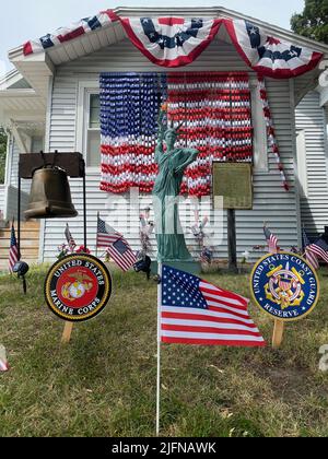 Racine, Wisconsin, États-Unis. 4th juillet 2022. Une maison à racine, Wisconsin, est décorée dans des thèmes patriotiques lundi 4 juillet 2022. (Image de crédit : © Mark Hertzberg/ZUMA Press Wire) Banque D'Images