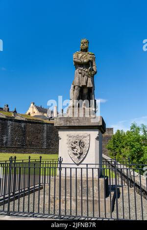 Stirling, Royaume-Uni - 20 juin 2022 : statue de Robert Bruce King d'Écosse à l'extérieur du château de Stirling Banque D'Images