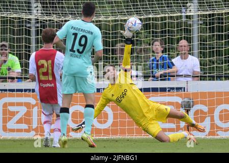 OLDENZAAL - le gardien de but d'Ajax Jay Gorter pendant le match amical