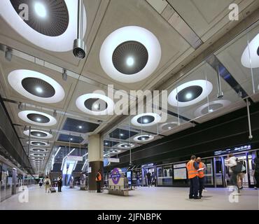 Londres, Royaume-Uni. Gare de Paddington sur le réseau de métro Elizabeth Line (crossrail) récemment ouvert. Niveau de la plate-forme, montre les trains et les escaliers mécaniques. Banque D'Images