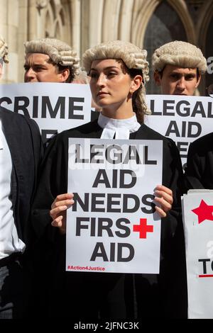 Londres, Angleterre, Royaume-Uni. 4th juillet 2022. Les avocats poursuivent leur grève à l'extérieur des cours royales de justice de Londres pour la deuxième semaine en exigeant une augmentation des paiements d'aide juridique au Royaume-Uni. (Image de crédit : © Tayfun Salci/ZUMA Press Wire) Banque D'Images