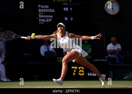 Tous, Royaume-Uni. 4th juillet 2022. Club de tennis sur gazon, Wimbledon, Londres, Royaume-Uni. La semence numéro 4 Paula Badosa d'Espagne lors de son quatrième match contre Simona Halep de Roumanie sur le Centre court à Wimbledon aujourd'hui. Halep a remporté le match en jeux droits. Crédit : Adam Stoltman/Alamy Live News Banque D'Images