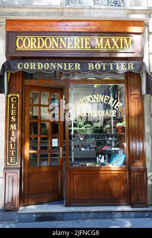 Un ancien magasin Artisanal Cobbler Maxim situé dans le quartier 18th de Paris dans le quartier de Montmartre. Paris. France. Banque D'Images