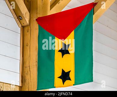 Le drapeau de São Tomé est suspendu dans l'usine de chocolat Frigoulette de Beaufort-sur-Gervanne (Die, France). São Tomé et Príncipe est le deuxième plus petit État d'Afrique après les Seychelles. La nation insulaire dans le golfe de Guinée est située à environ 200 km de la côte de l'Afrique à l'ouest de la Guinée équatoriale et du Gabon Banque D'Images