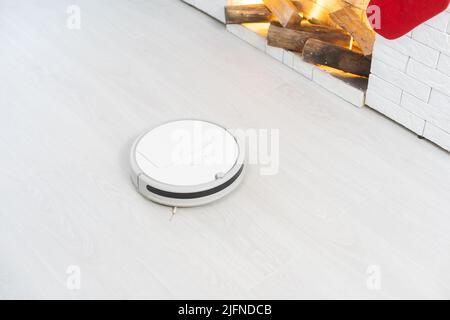 Aspirateur Robot sur parquet stratifié smart technologies de nettoyage Banque D'Images