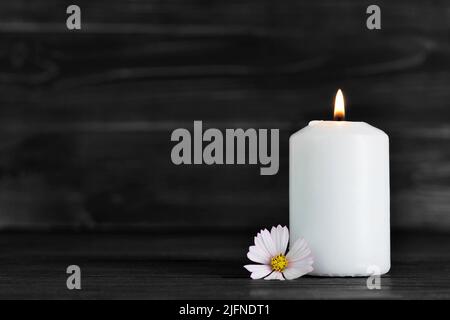 Carte de condoléances avec bougie blanche et fleur Banque D'Images