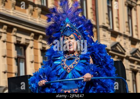 Femme d'âge moyen en costume ou robe bleu au défilé naval de Samba à Helsinki, en Finlande Banque D'Images
