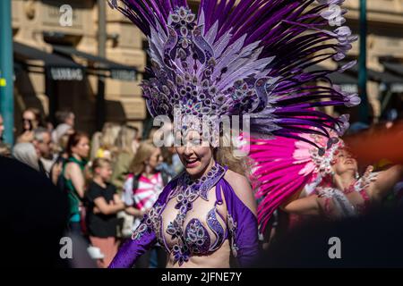 Danseuse de samba avec costume violet et headaddress à plumes au défilé naval de samba d'Helsinki à Pohjoisesplanadi, Helsinki, Finlande Banque D'Images