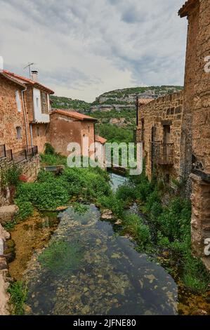 Beau paysage dans la petite ville d'Orbaneja del Castillo, Burgos, Espagne, Europe Banque D'Images