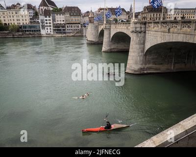 Natation dans le Rhin à Bâle, Suisse Banque D'Images