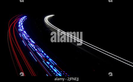 l'ambulance allume la circulation sur l'autoroute de nuit Banque D'Images