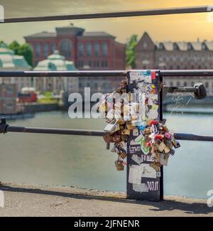 Stockholm, Suède - 26 juin 2022 : écluses d'amour attachées par les amoureux à la balustrade du pont de Riksbron, ou le pont national, Gamla Stan Banque D'Images