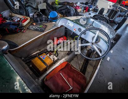 Avant la guerre Austin 7 dans une course en garage jour de la préperation. Banque D'Images