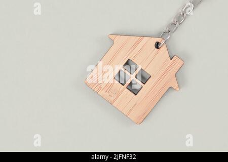 Pendentif porte-clés en forme de maison en bois Banque D'Images