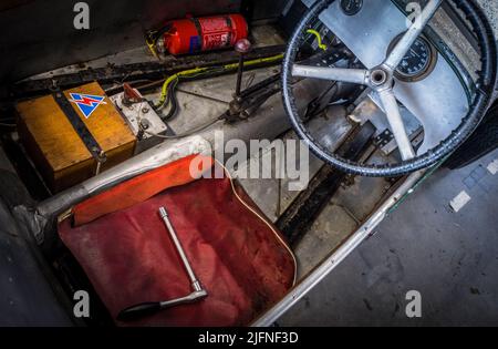 Avant la guerre Austin 7 dans une course en garage jour de la préperation. Banque D'Images