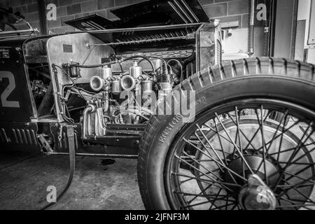 Avant la guerre Austin 7 dans une course en garage jour de la préperation. Banque D'Images