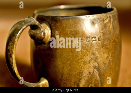 Tasse argentée aux caractéristiques britanniques Banque D'Images