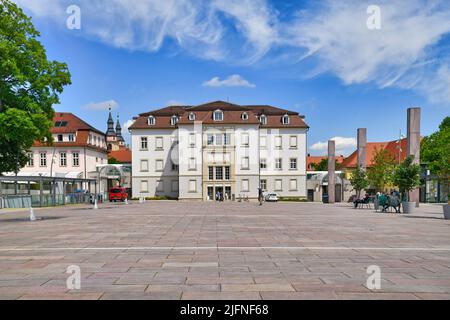 Ludwigsburg, Allemagne - juillet 2022 : place de la ville appelée « Rathausplatz » avec hôtel de ville Banque D'Images