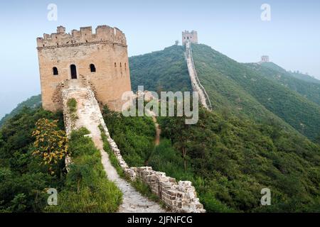 Tours de guet en briques tout le long de la Grande Muraille, en Chine Banque D'Images