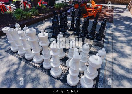 Un grand jeu d'échecs extérieur attend les adversaires de la pensée stratégique dans un bâtiment du centre-ville. Les pièces géantes d'échecs sont situées dans un bâtiment porche sur une ma Banque D'Images