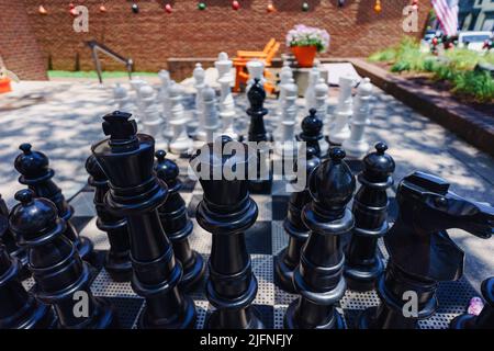 Un grand jeu d'échecs extérieur attend les adversaires de la pensée stratégique dans un bâtiment du centre-ville. Les pièces géantes d'échecs sont situées dans un bâtiment porche sur une ma Banque D'Images