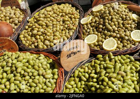 Luques olives (marque spéciale) sur le marché agricole en Provence Banque D'Images