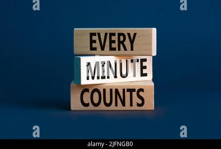 Chaque minute compte le symbole. Concept de mots chaque minute compte sur des blocs de bois sur un beau tableau gris fond gris. Affaires, motivation et e Banque D'Images