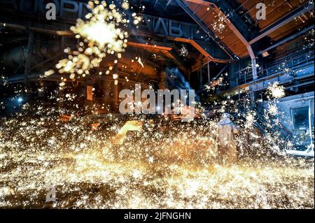 Zaporizhzhia, Ukraine - 28 juin 2022 - des étincelles de métal fondu volent dans une cour de fonderie du haut fourneau N3 à Zaporizhstal PJSC, Zaporizhzhia, dans le sud-est de l'Ukraine. Cette photo ne peut pas être distribuée en Fédération de Russie. Photo de Dmytro Smolyenko/Ukrinform/ABACAPRESS.COM Banque D'Images