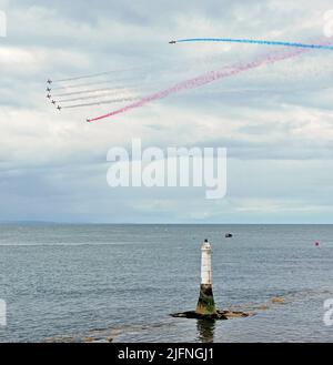 Les flèches rouges survolant la vedette de Phillip Lucette à Shaldon, lors de leur exposition à l'Airshow 2022 de Teignmouth. Banque D'Images