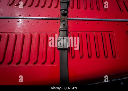 Frazer Nash Ulster 100 rouge capot avant à fente avec bracelet en cuir. Banque D'Images