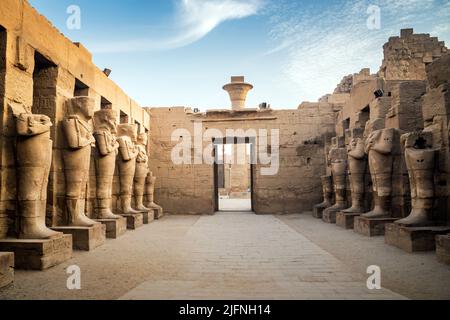 Statues de Pharaon au temple de Karnak, El-Karnak, gouvernorat de Louxor, Égypte Banque D'Images