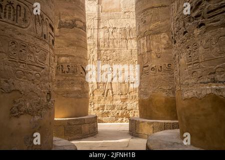 La salle hypostyle du temple de Karnak, El-Karnak, gouvernorat de Louxor, Égypte Banque D'Images