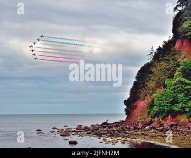 Les flèches rouges survolant la Ness à Shaldon pendant leur exposition au spectacle aérien de Teignmouth 2022. Banque D'Images