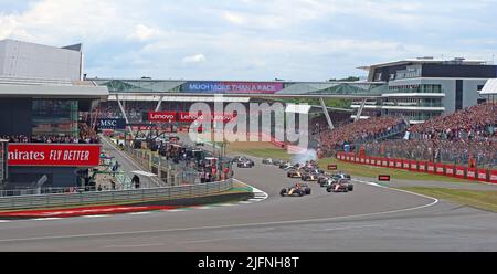 2022 Grand Prix de Formule 1 britannique, accident au premier virage, Farm Curve, dommages George Russell, Zhou Guanyu, Alexander Albon cars, circuit Silverstone Banque D'Images