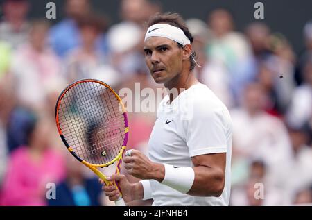 Rafael Nadal célèbre la victoire de la première série lors de son quatrième tour de match de messieurs, contre Botic van de Zandschulp le huitième jour des Championnats de Wimbledon 2022 au All England Lawn tennis and Croquet Club, Wimbledon. Date de la photo: Lundi 4 juillet 2022. Banque D'Images