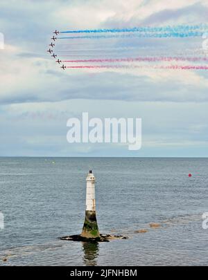 Les flèches rouges survolant la vedette de Phillip Lucette à Shaldon, lors de leur exposition à l'Airshow 2022 de Teignmouth. Banque D'Images