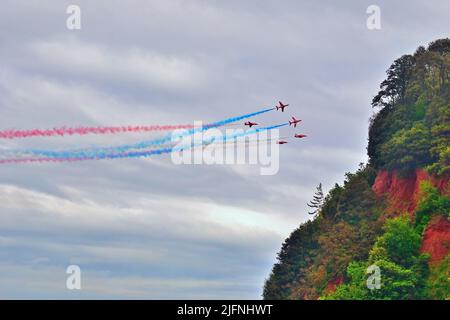 Les flèches rouges survolant la Ness à Shaldon pendant leur exposition au spectacle aérien de Teignmouth 2022. Banque D'Images