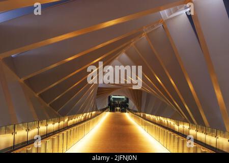 Canal de Dubaï, Dubaï Fußgängerbrücke, Dubaï, Twisted Bridge, moderne Architektur, Atemberaubend, Aussicht, moderne Kunst dans le der Business Bay Banque D'Images