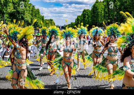 Paris, France. 03rd juillet 2022. Des danseurs se produisent dans les rues des champs-Elysées à Paris lors du carnaval tropical d'été annuel. Des danseurs du monde entier défilent sur les champs-Elysées à l'arc de triomphe Paris Tropical Carnaval dans une ambiance festive et exotique. Après 2 ans, un carnaval d'été est à nouveau possible après la crise du coronavirus. Le carnaval tropical de Paris est le point culminant de l'été parisien, lorsque la culture des Caraïbes prend le contrôle de la ville de Paris. Crédit : SOPA Images Limited/Alamy Live News Banque D'Images