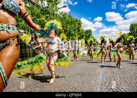 Paris, France. 03rd juillet 2022. Des danseurs se produisent dans les rues des champs-Elysées à Paris lors du carnaval tropical d'été annuel. Des danseurs du monde entier défilent sur les champs-Elysées à l'arc de triomphe Paris Tropical Carnaval dans une ambiance festive et exotique. Après 2 ans, un carnaval d'été est à nouveau possible après la crise du coronavirus. Le carnaval tropical de Paris est le point culminant de l'été parisien, lorsque la culture des Caraïbes prend le contrôle de la ville de Paris. Crédit : SOPA Images Limited/Alamy Live News Banque D'Images