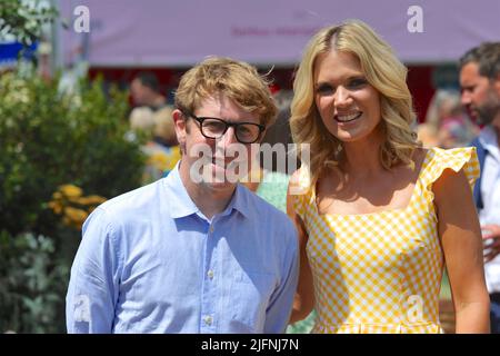 Hampton court Palace, Surrey, Royaume-Uni - 04.06.2022, Josh Widdicombe (comédien et présentateur) et Charlotte Hawkins (présentatrice à la télévision et à la radio, lecteur de nouvelles et journaliste) lors de l'ouverture du festival de jardin RHS Hampton court Palace. Organisé depuis 1993, le spectacle est le plus prestigieux événement de fleurs et de jardins au Royaume-Uni et le plus grand spectacle annuel de fleurs au monde. Le spectacle prend 18 mois pour planifier et organiser et offre un mélange éclectique de beaux jardins, marquises florales et pavillons, répartis sur 34 hectares, de chaque côté du spectaculaire lac d'eau. Banque D'Images