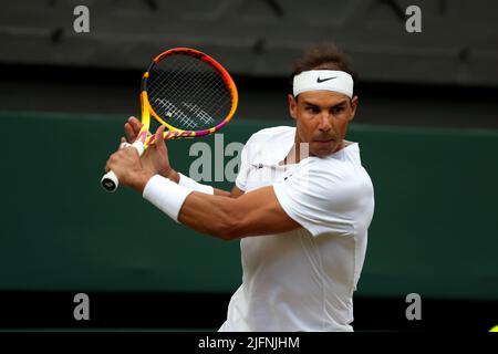 Tous, Royaume-Uni. 4th juillet 2022. Club de tennis sur gazon, Wimbledon, Londres, Royaume-Uni. Le numéro 2 de la graine Rafael Nadal d'Espagne touche un retour de revers à son adversaire, Botic Van Da Zanschulp des pays-Bas, lors de leur quatrième manche sur le Centre court aujourd'hui à Wimbledon. Crédit : Adam Stoltman/Alamy Live News Banque D'Images