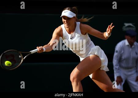 Tous, Royaume-Uni. 4th juillet 2022. Club de tennis sur gazon, Wimbledon, Londres, Royaume-Uni. La semence numéro 4 Paula Badosa d'Espagne lors de son quatrième match contre Simona Halep de Roumanie sur le Centre court à Wimbledon aujourd'hui. Halep a remporté le match en jeux droits. Crédit : Adam Stoltman/Alamy Live News Banque D'Images