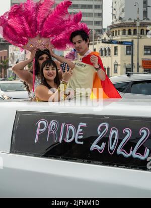 Photo d'un groupe posant dans leur limousine au Marcha del Orgullo de Lima, l'événement annuel Pride march de la ville. Banque D'Images