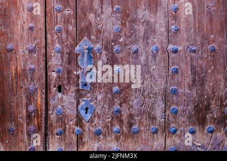 Ancienne porte en bois ornée de clous avec poignée en métal. Daroca, Saragosse, Aragón, Espagne, Europe Banque D'Images