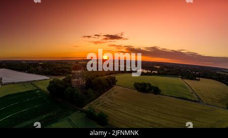 Tir de drone d'un beau coucher de soleil à l'ancien réservoir d'eau le Lanstroper EI. Le ciel est spectaculaire Banque D'Images